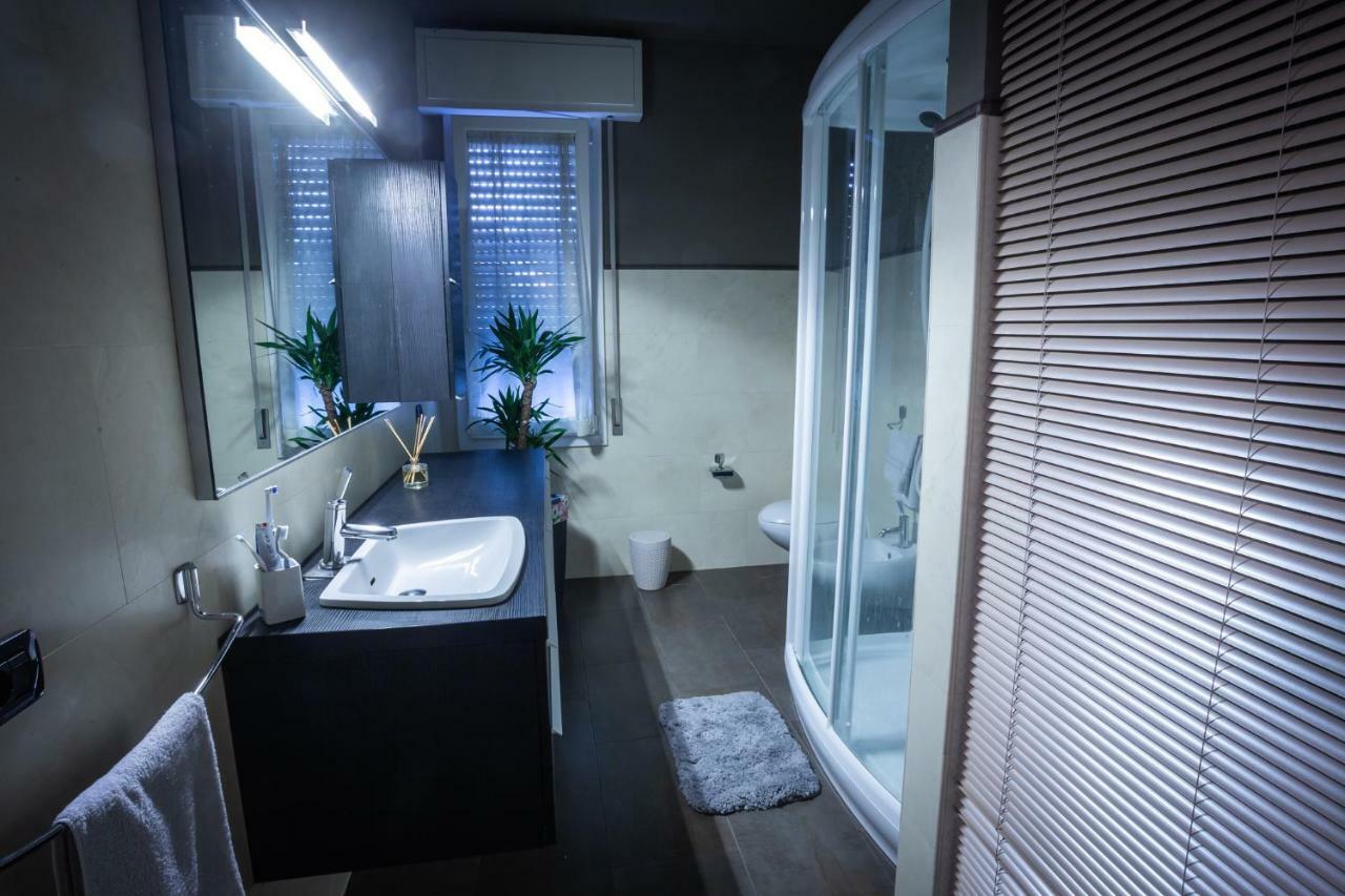 Cinematic Modern Flat, 100 Mt Da Ospedale Apartman Ravenna Kültér fotó