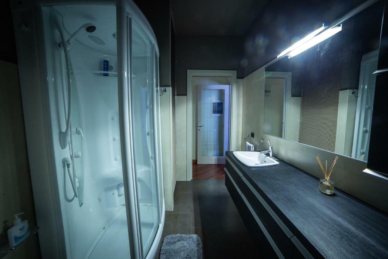 Cinematic Modern Flat, 100 Mt Da Ospedale Apartman Ravenna Kültér fotó